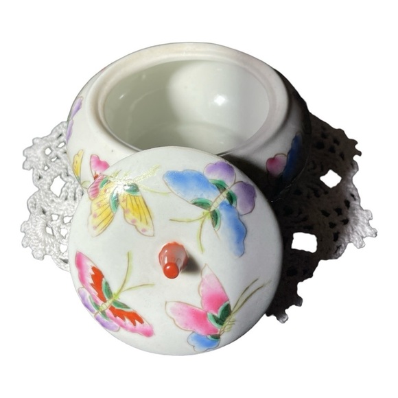 Small Asian trinkets dish with beautiful butterflies hand painted. - Picture 2 of 6